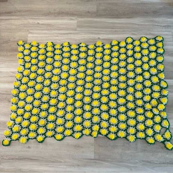 Vintage Hand-Made 3D Daisy Crochet Throw - Picture 5 of 6